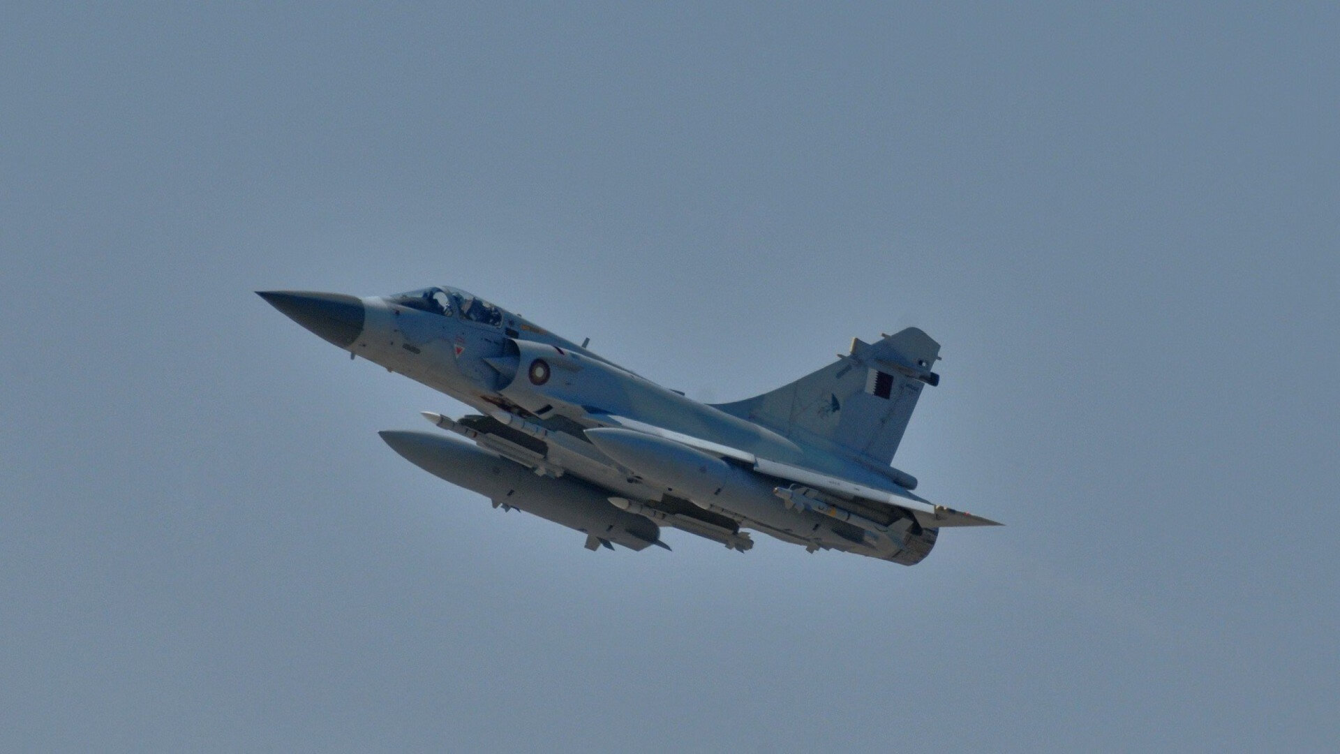 “飞盘对抗:成都三叉湖田径场成为飞盘爱好者的竞技天堂”